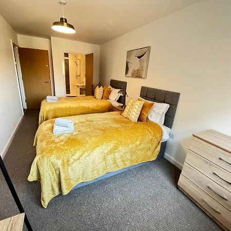 2 Bedroom, 2 Bathroom Modern Apartment Close To Ocean Village, Free Parking, Single Or Double Beds 南安普敦 外观 照片