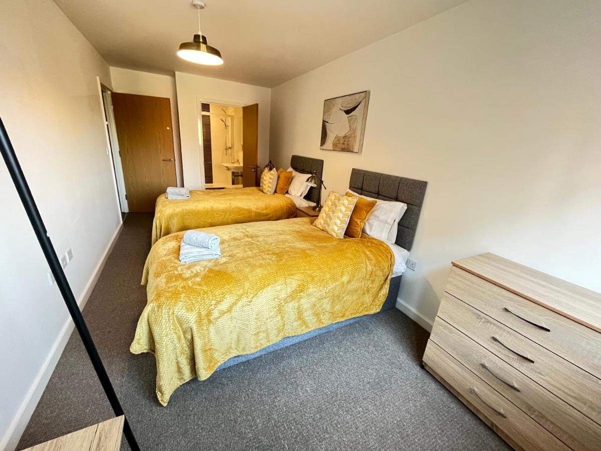 2 Bedroom, 2 Bathroom Modern Apartment Close To Ocean Village, Free Parking, Single Or Double Beds 南安普敦 外观 照片
