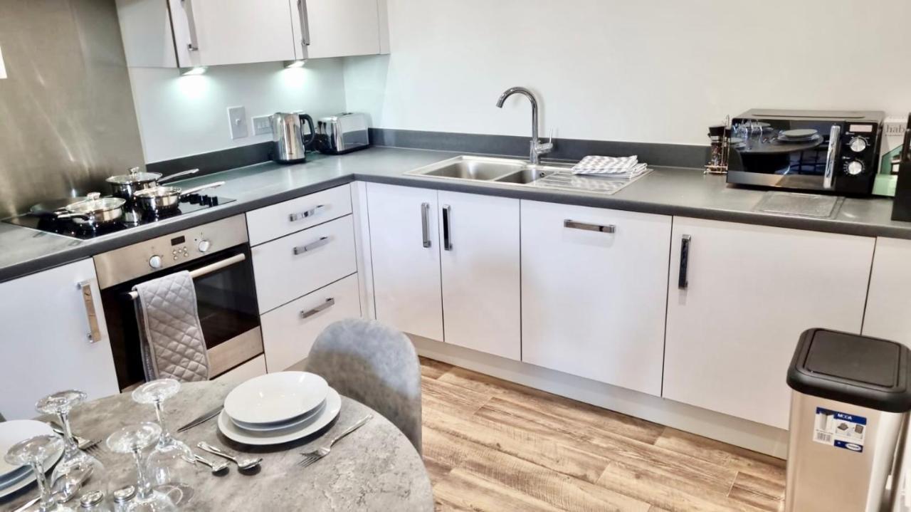 2 Bedroom, 2 Bathroom Modern Apartment Close To Ocean Village, Free Parking, Single Or Double Beds 南安普敦 外观 照片